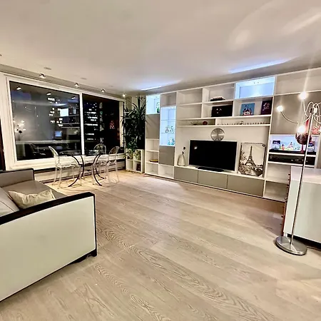 아파트 Tour Eiffel Two-bathroom Two-bedroom Loggia Spacious Quiet Brand-new 파리