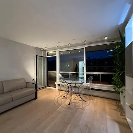 아파트 Tour Eiffel Two-bathroom Two-bedroom Loggia Spacious Quiet Brand-new 파리