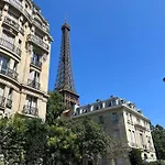 Eiffel Tower Spacious 2-bedroom, 2-bathroom Quiet Apartment, Elegant And Peaceful