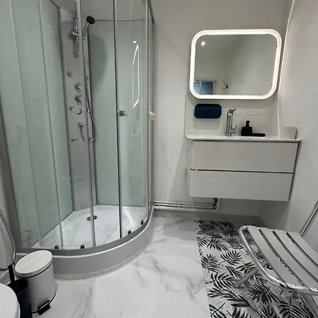 Tour Eiffel Two-bathroom Two-bedroom Loggia Spacious Quiet Brand-new Lägenhet