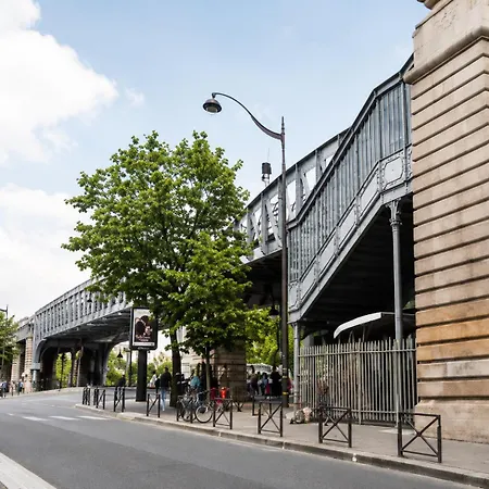 Eiffel Tower Spacious 2-bedroom, 2-bathroom Quiet Apartment, Elegant And Peaceful * Париж