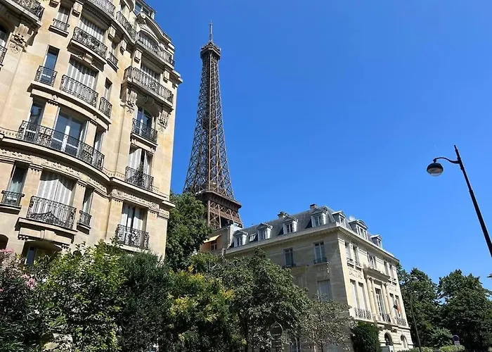 Eiffel Tower Spacious 2-Bedroom, 2-Bathroom Quiet Apartment, Elegant And Peaceful