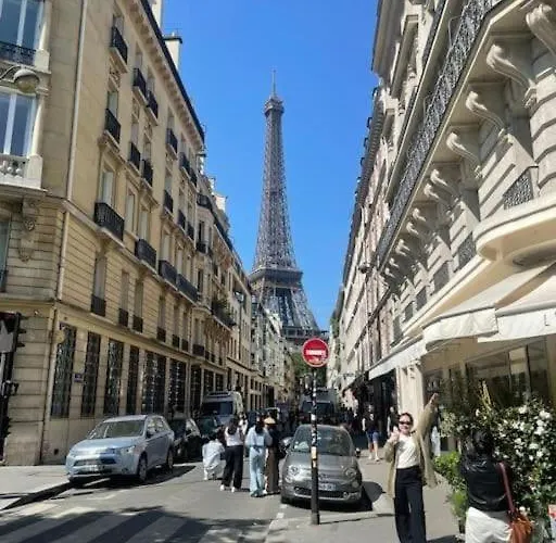 Eiffel Tower Spacious 2-Bedroom, 2-Bathroom Quiet Apartment, Elegant And Peaceful * باريس
