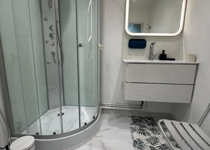 Eiffel Tower Spacious 2-Bedroom, 2-Bathroom Quiet Apartment, Elegant And Peaceful شقة