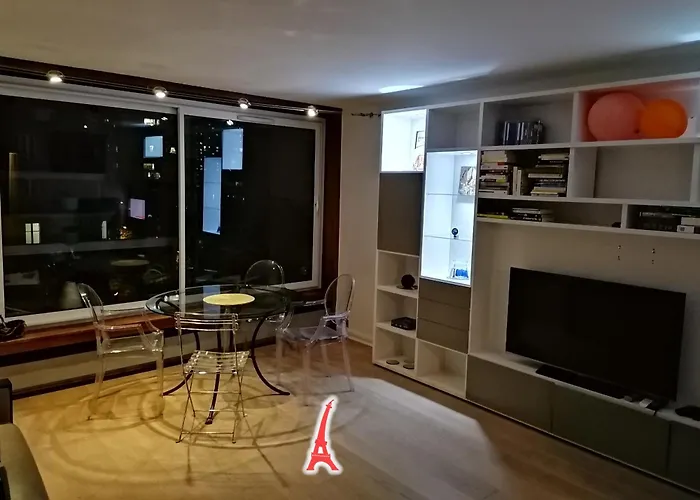 Eiffel Tower Spacious 2-Bedroom, 2-Bathroom Quiet Apartment, Elegant And Peaceful * باريس