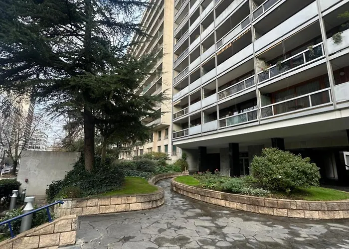 Eiffel Tower Spacious 2-Bedroom, 2-Bathroom Quiet Apartment, Elegant And Peaceful شقة
